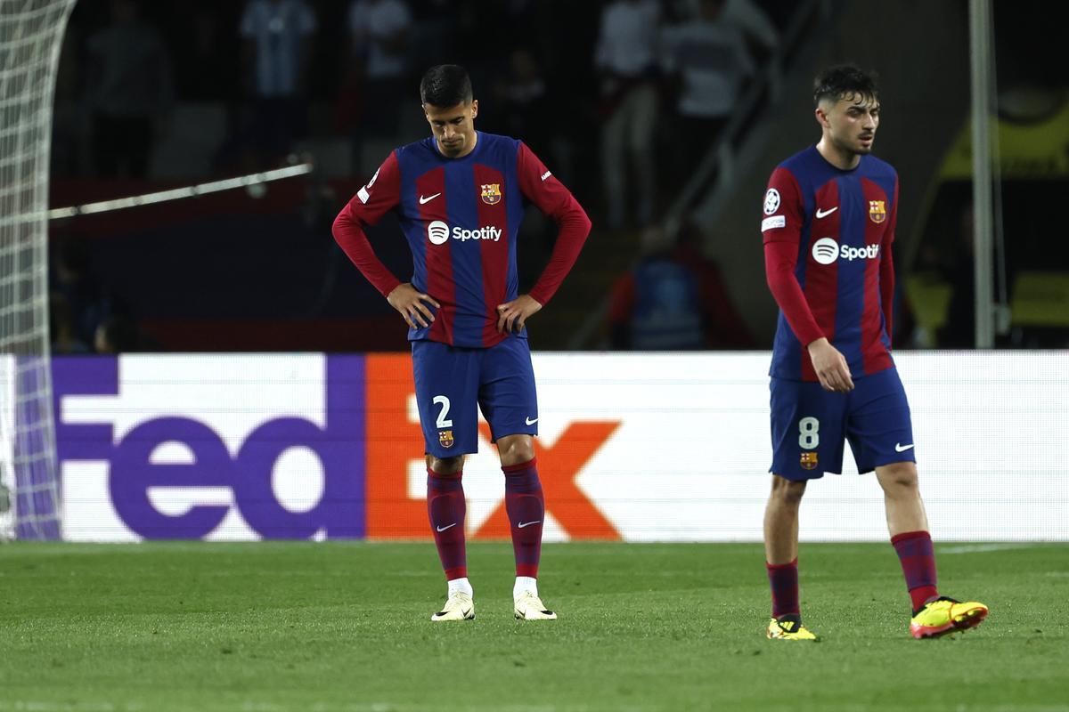 Joao Cancelo y Pedri, durante el Barça - PSG