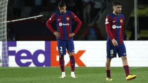 Joao Cancelo y Pedri, durante el Barça - PSG