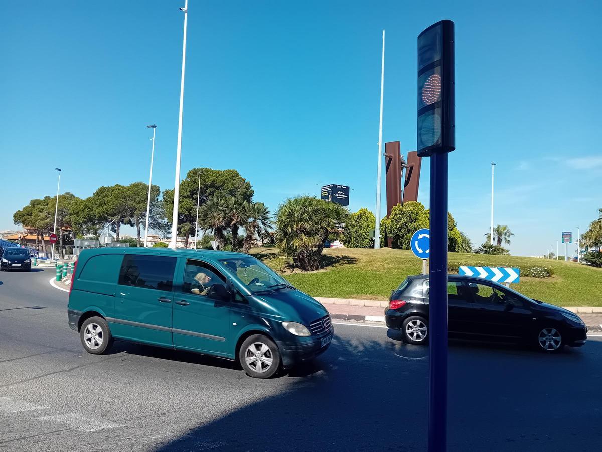 La glorieta de Punta Prima de la N-332 en Torrevieja ya tiene los semáforos inteligentes, aunque de momento solo en ámbar