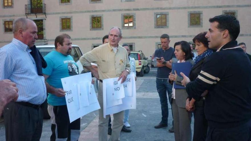 Representantes de los propietarios hablan con la consejera María Jesús Álvarez; Fina Álvarez, directora general de Recursos Naturales, y José Luis Fontaniella, ayer, en Cangas del Narcea.