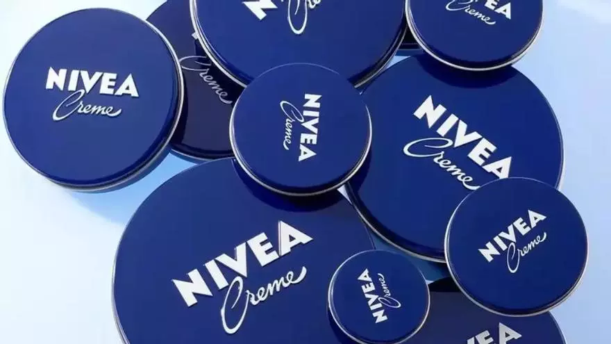 Resolvemos el debate de si es bueno o no ponerse Nivea de lata azul en la cara: la cosmetóloga Raquel González nos despeja las dudas