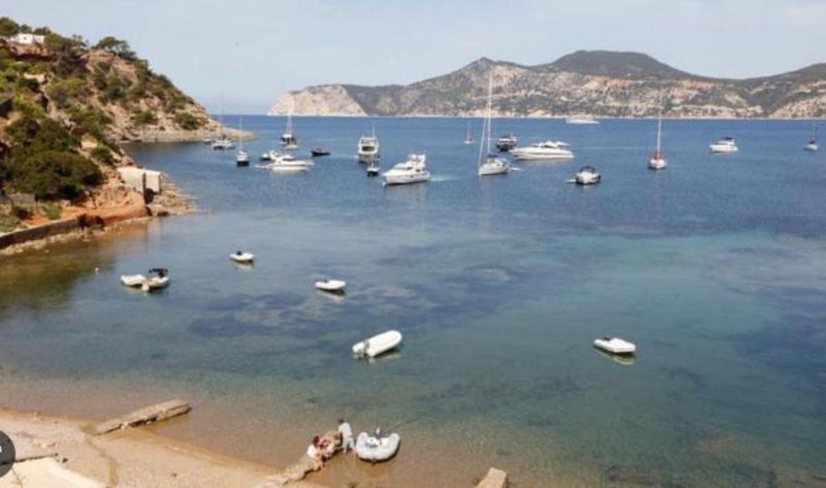 Barcos fondeados en Porroig.