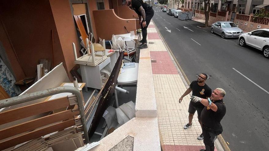 El equipo que liberó 43 viviendas &#039;okupadas&#039; de Tenerife, en acción: así es su trabajo