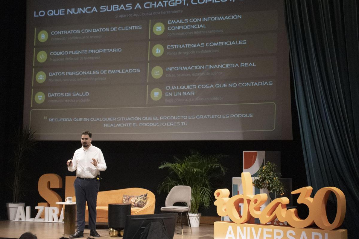 Fernández, en el momento en el que aporta consejos a los usuarios de la IA.