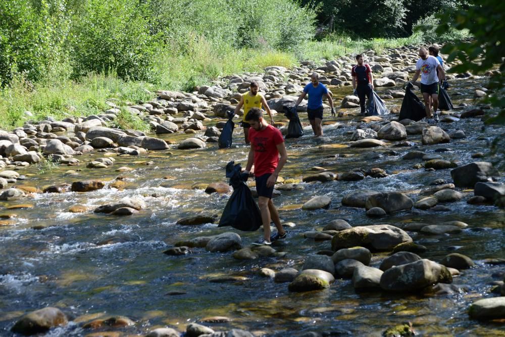 Limpieza del río tras el Descenso del Nalón en Laviana