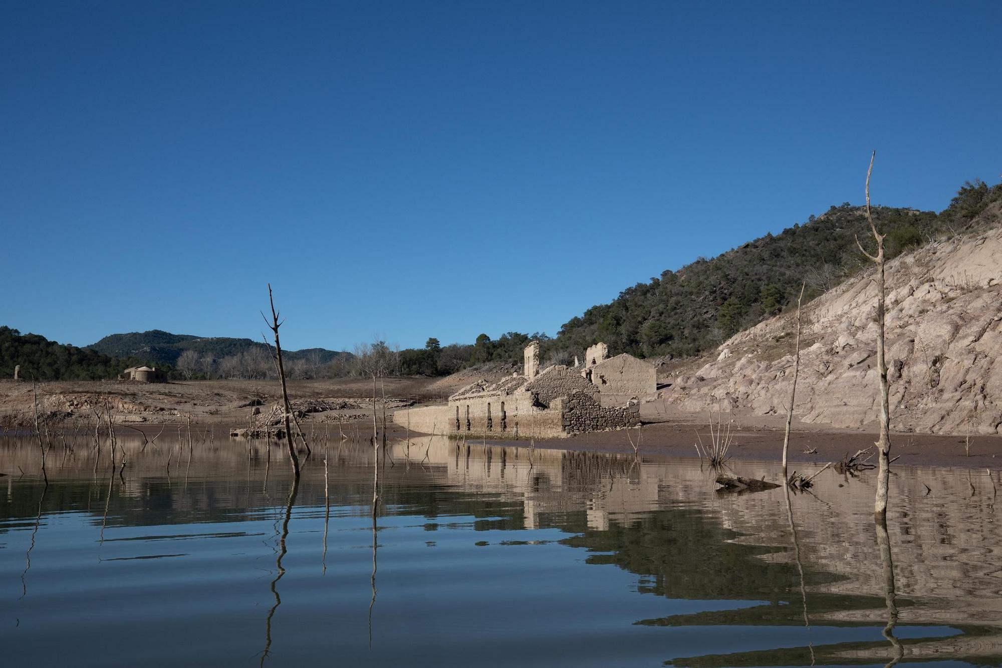 De visità al pantà que no té aigua