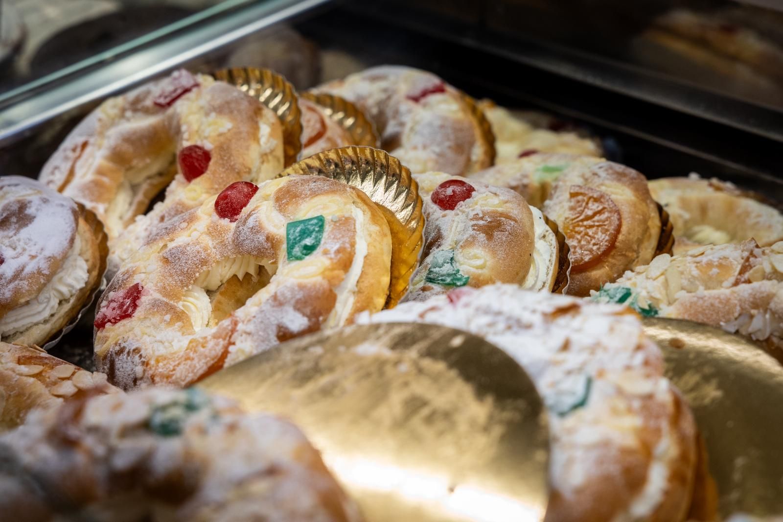 Preparación de los roscones para el día de Reyes en la pastelería Artepan de Zaragoza.
