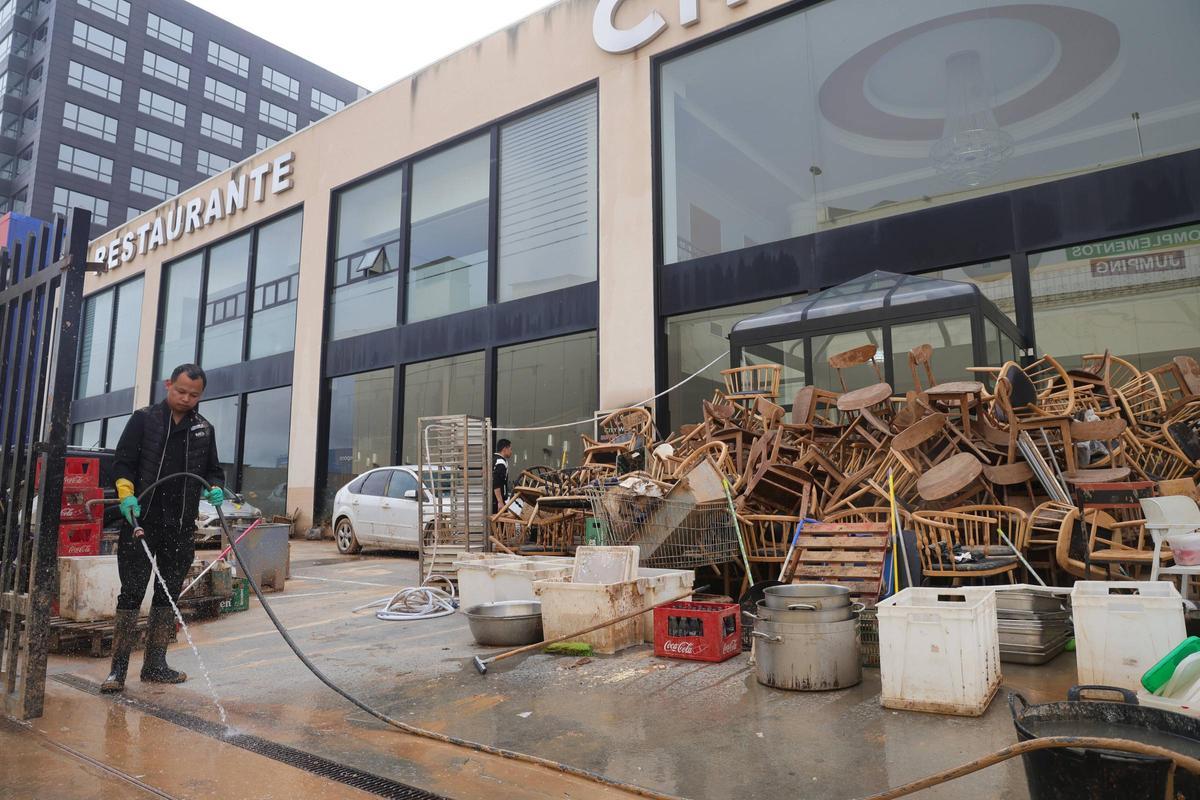 Un restaurante dañado por la dana de València