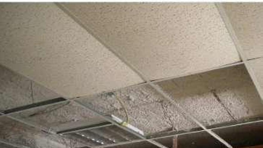 Deficiencias en el techo de una de las aulas o humedades en las paredes.