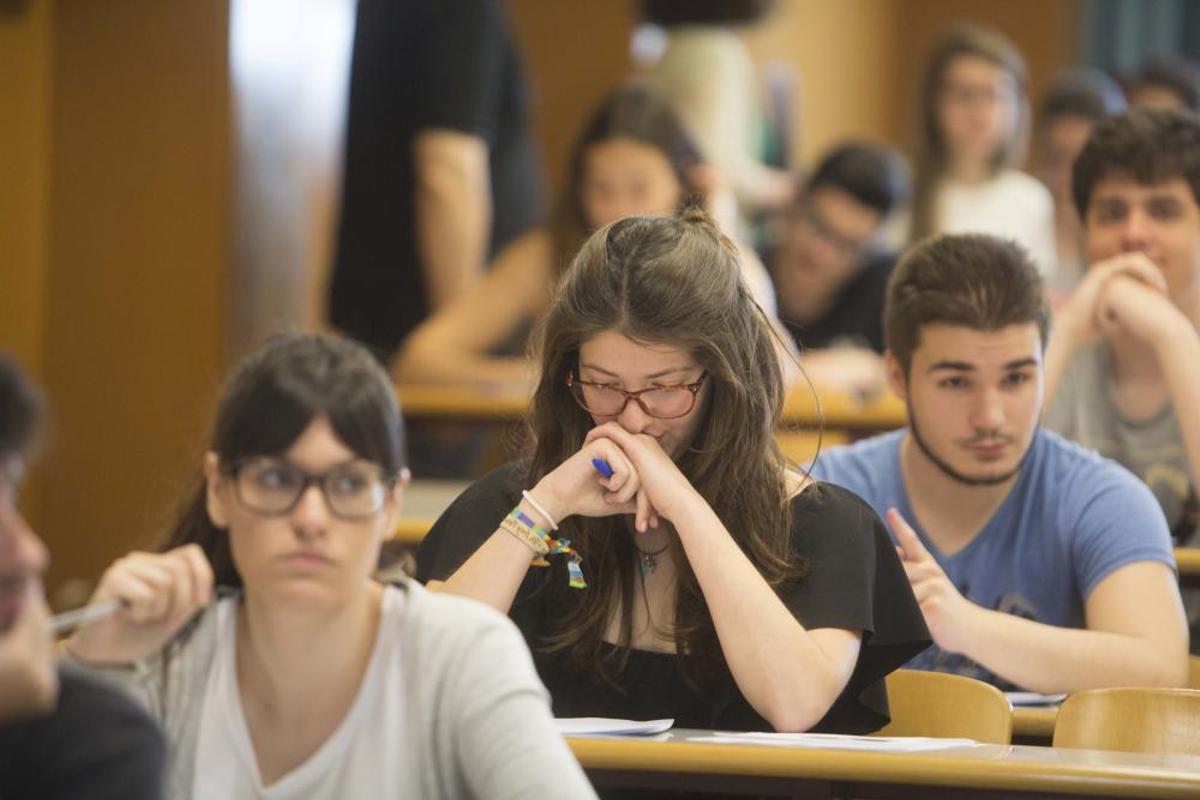 Los alumnos hacen los exámenes Los alumnos hacen los exámenes