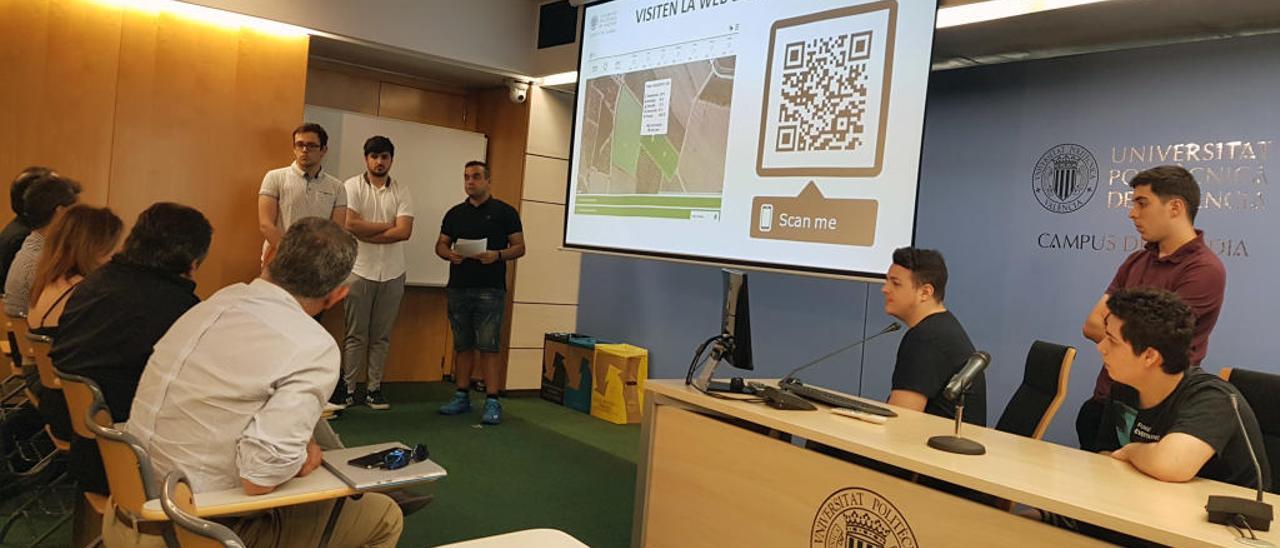 Los estudiantes presentan su proyecto en la Sala de Conferencias del Campus de Gandia.