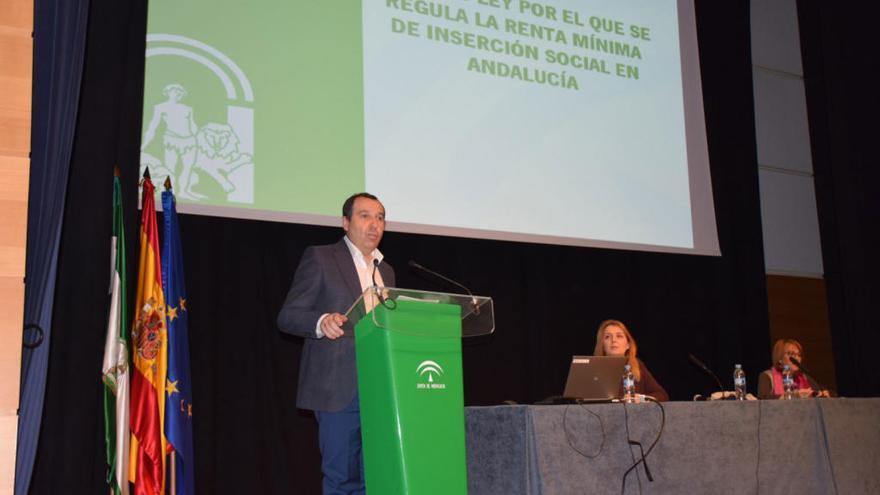 El delegado del Gobierno andaluz, José Luis Ruiz Espejo, presenta el nuevo Decreto-ley de la Renta Mínima de Inserción Social de la Junta