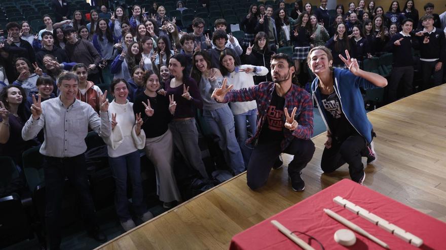 Los monólogos científicos de Big Van Ciencia enganchan a los jóvenes en la Semana de la Ciencia de LA NUEVA ESPAÑA