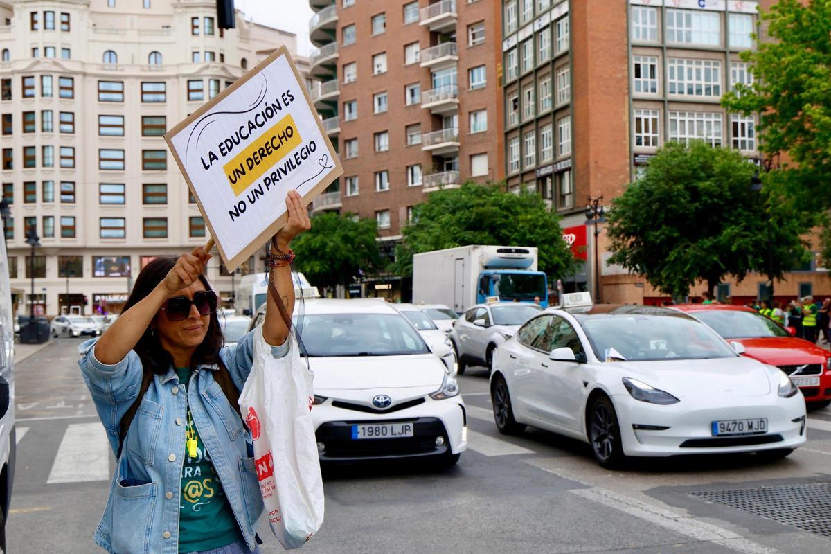 Taxistas y docentes colapsan el centro de València con sus protestas