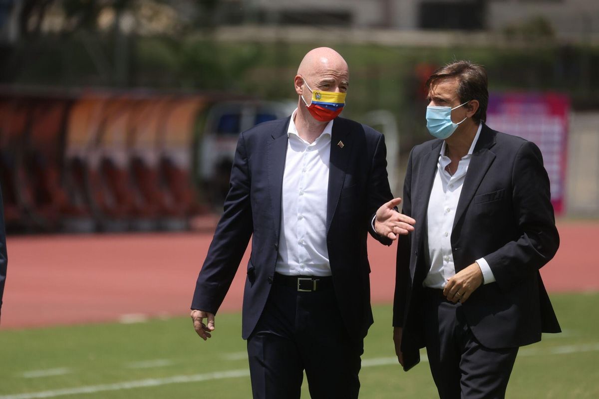 El presidente de la Federación Internacional de Fútbol Asociado (FIFA), Gianni Infantino (i), camina junto a Jorge Giménez, presidente de la Federación Venezolana de Fútbol (FVF)