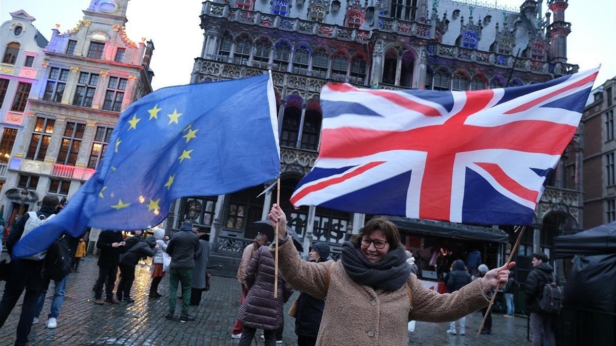 Una británica sostiene las banderas de la UE y el Reino Unido, este jueves, en Bruselas.