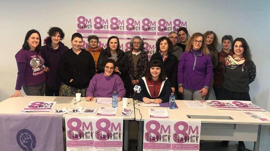 Integrantes del colectivo Galegas8M, ayer, en la presentación de los actos de la próxima semana.