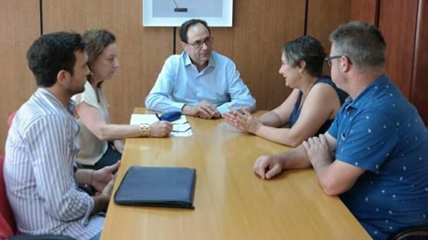 Conseller y alcaldesa, junto a colaboradores, en la reunión.