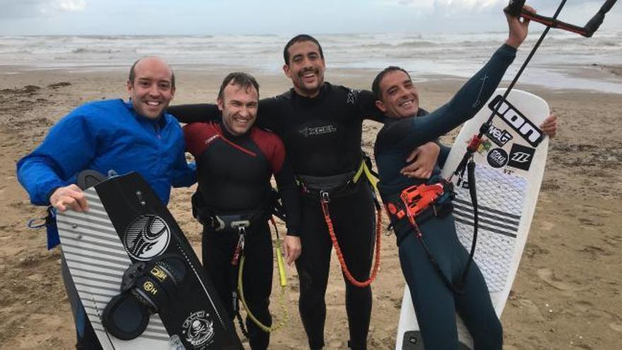 Los 'kitesurfers' valencianos desafían al temporal de gota fría