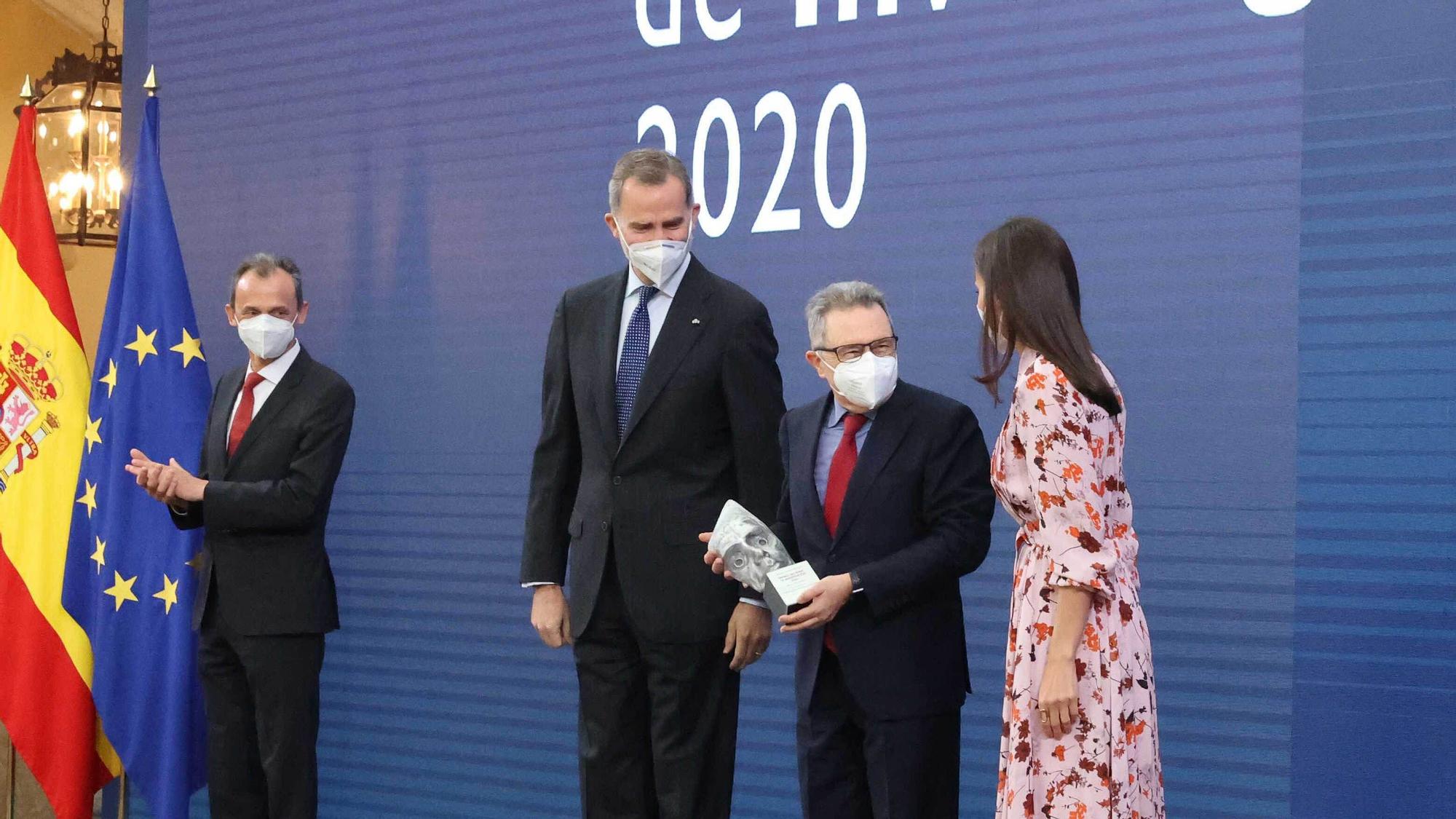 El profesor del IESE, Xavier Vives, recibe de manos del Rey el Premio Nacional de Economía