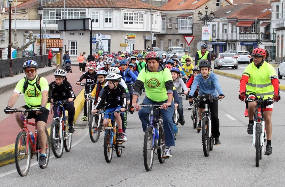 Marcha con brazaletes negros por los ciclistas arrollados en Baiona