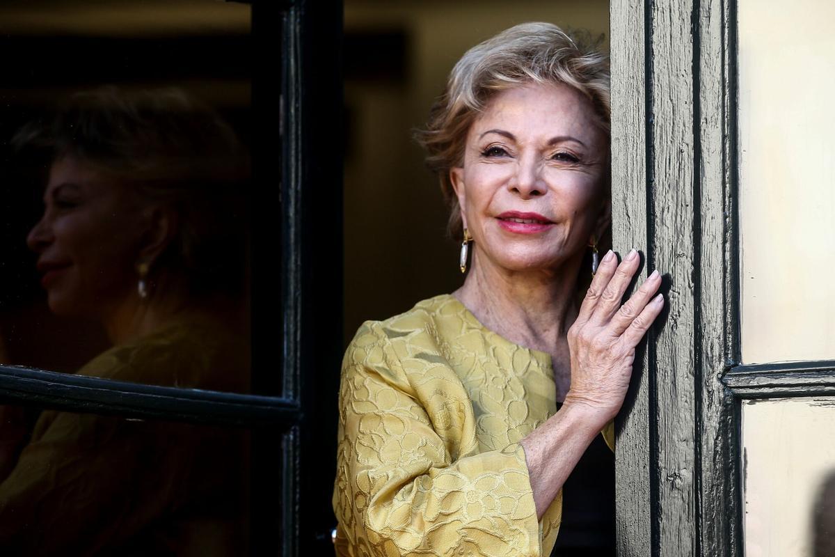 GRAFCAT7343 BARCELONA 4/11/2019.- La escritora chilena Isabel Allende posa para los medios de comunicación, antes de recibir hoy lunes el Premio Internacional de Novel Histórica Barcino, que concede el Ayuntamiento de Barcelona, y que el jurado le otorgó por su implicación con la época que le ha tocado vivir y haber preservado la memoria de su país. EFE/Quique Garcia