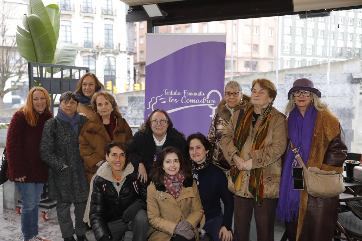 Por la izquierda, Noelia González, Rosana Ruiz, Almudena Díaz, Paz Fernández Felgueroso, Rebeca Hidalgo, Begoña Piñero, Hermi Alonso, Ana Rodríguez, Duli Menéndez, Carmen Veiga y Paz Arias, ayer, en la reunión de la tertulia, en La Buena Vida de Poniente.