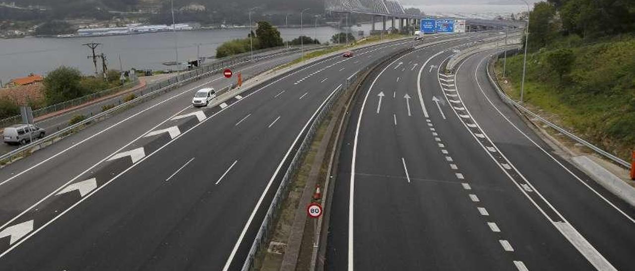 Imagen de la autopista AP-9 en el acceso a Vigo, con Rande de fondo // A. Villar.