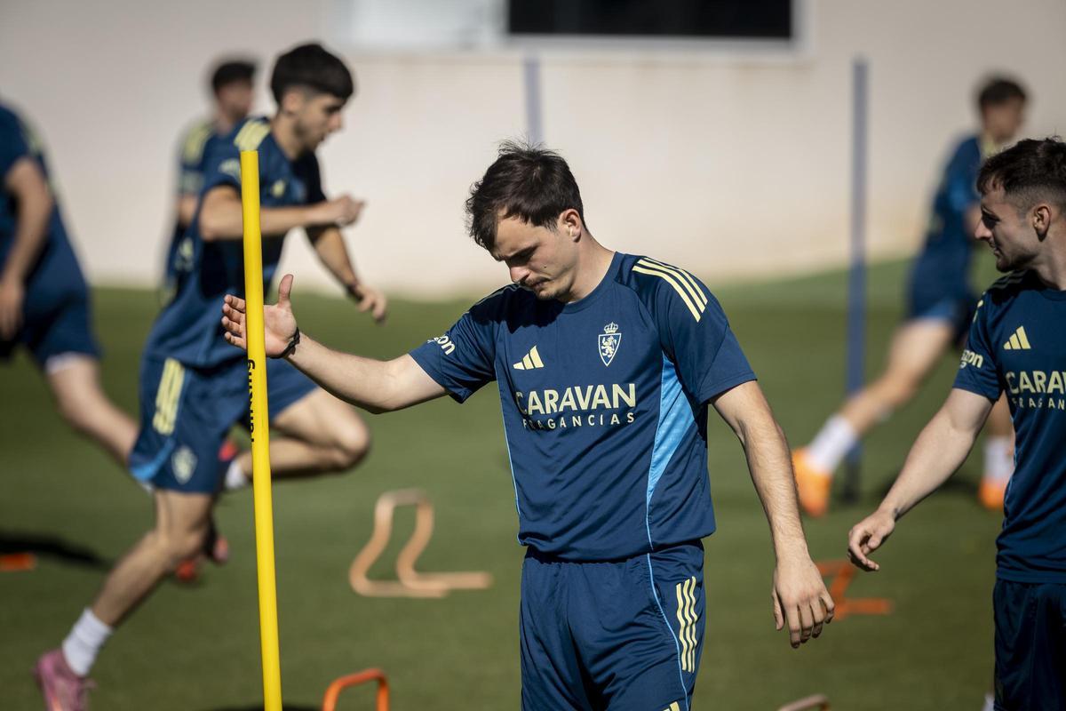 Francho Serrano sujeta una barra durante un ejercicio en una sesión de entrenamiento del Real Zaragoza en la Ciudad Deportiva