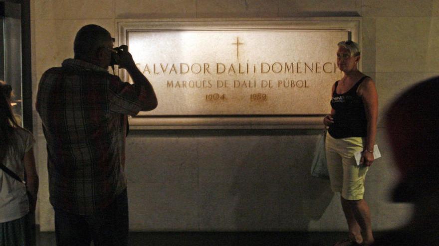 Les parts del cos de Dalí extretes durant l&#039;exhumació del cadàver ja són a Figueres