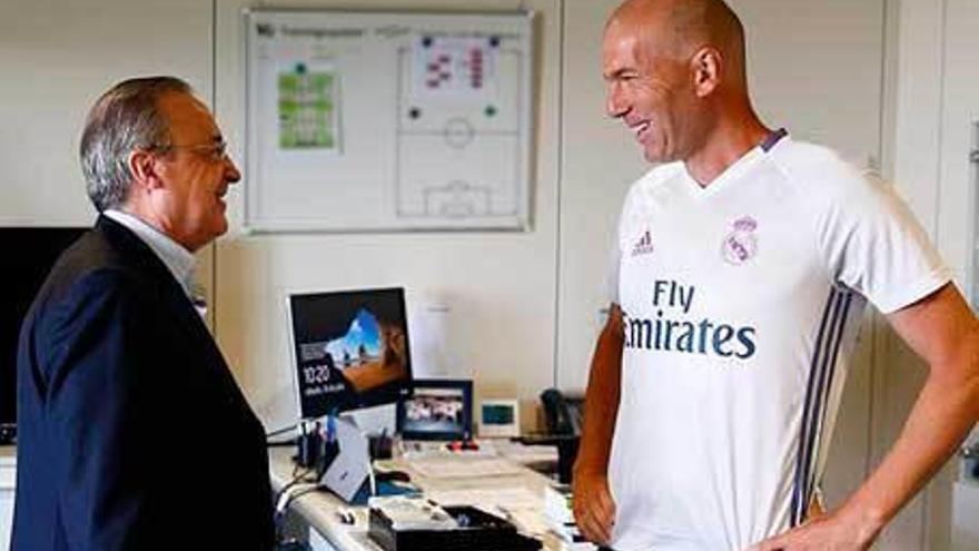 Florentino Pérez conversa con Zidane en el despacho del técnico galo en Valdebebas.