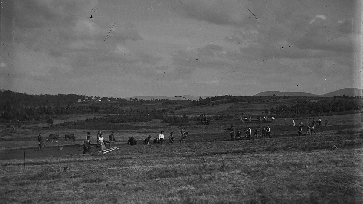 La autoridad militar obligó a los jóvenes de Vigo, Lavadores y Mos a explanar los terrenos del aeropuerto de Peinador en 1936. / Archivo Pacheco