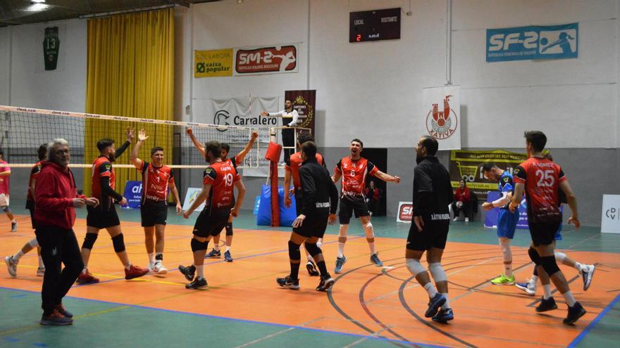 Los chicos del Xàtiva Voleibol celebran la victoria ante el Ibiza.