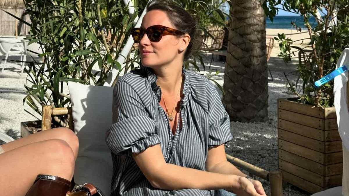 Marta Pombo finaliza sus vacaciones en familia con este vestido blanco de firma española: está rebajado