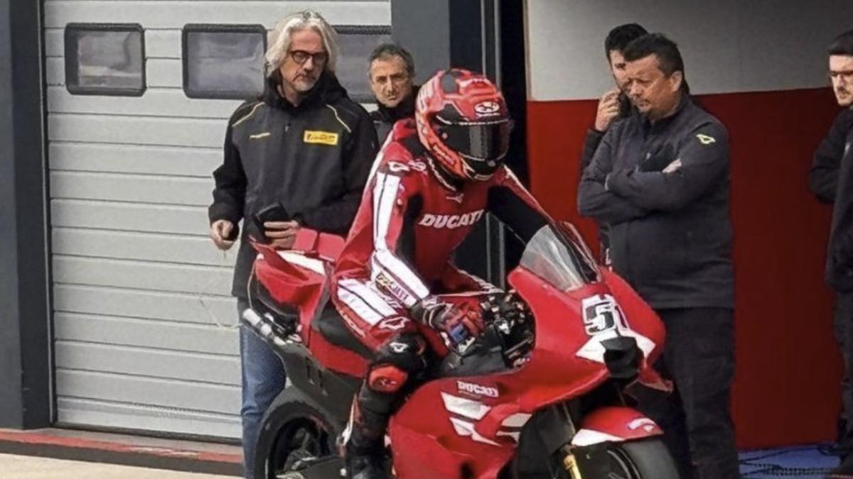 Michele Pirro probando la nueva Desmosedici en Misano