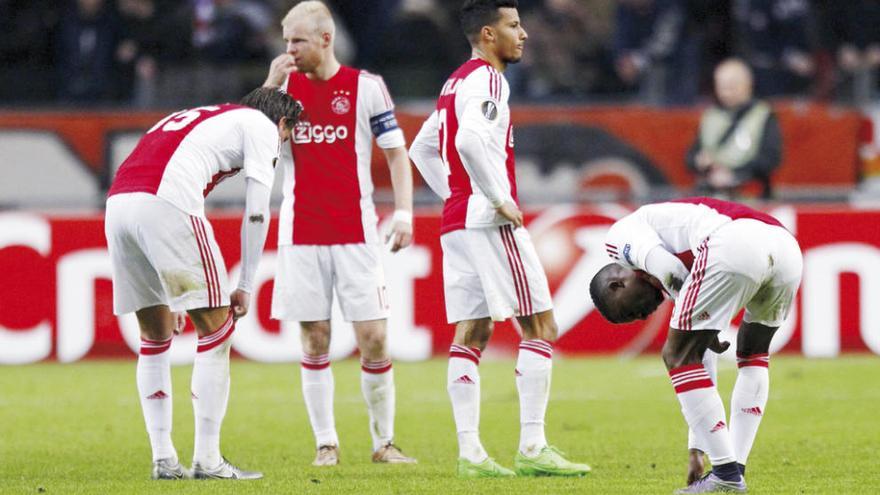 Varios jugadores de la actual plantilla del Ajax en uno de sus últimos partidos. // FDV
