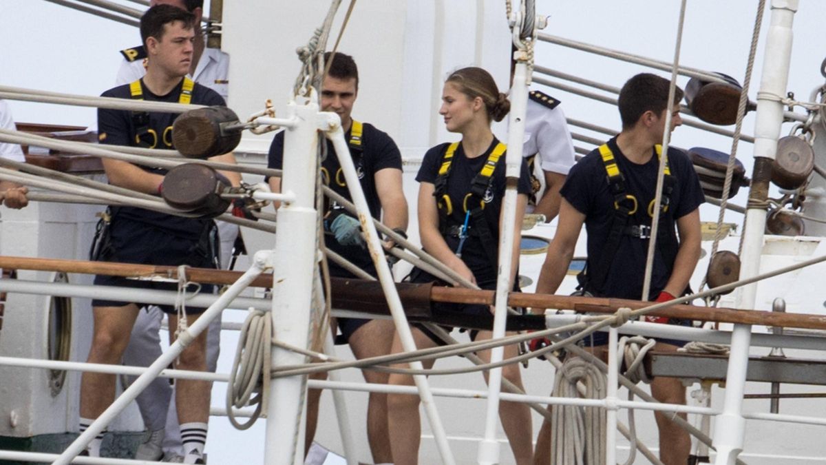 VÍDEO: La Princesa Leonor y el "Elcano" dicen adiós a Gijón