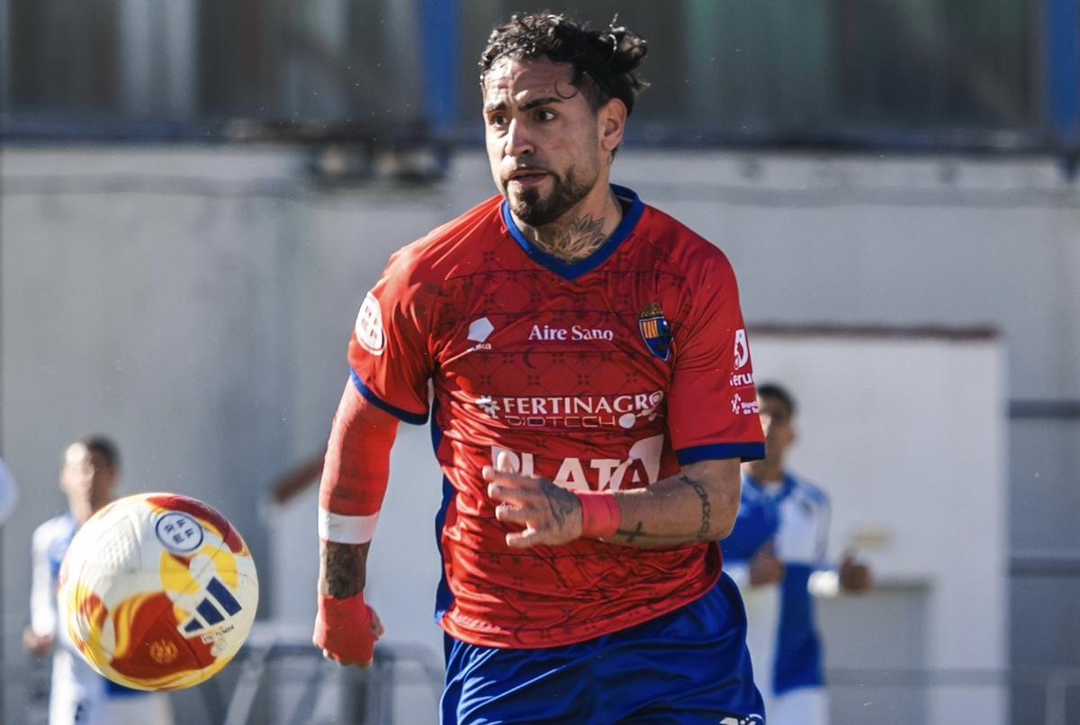 Sergio Moreno, del Teruel, conduce el balón en el partido en casa ante el Sabadell.