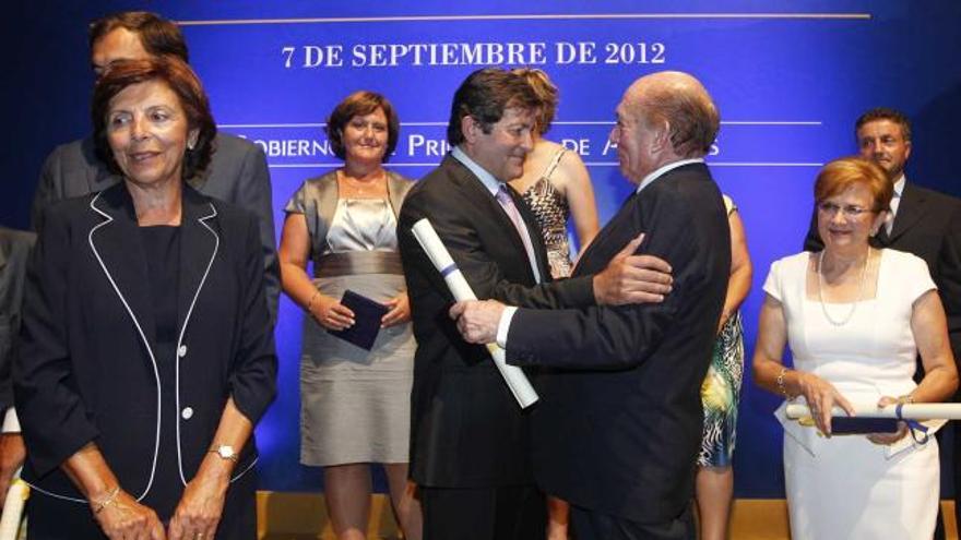 Javier Fernández aplaude tras entregar la medalla de oro, a la viuda, Elena Prendes y al hijo de Marqués.