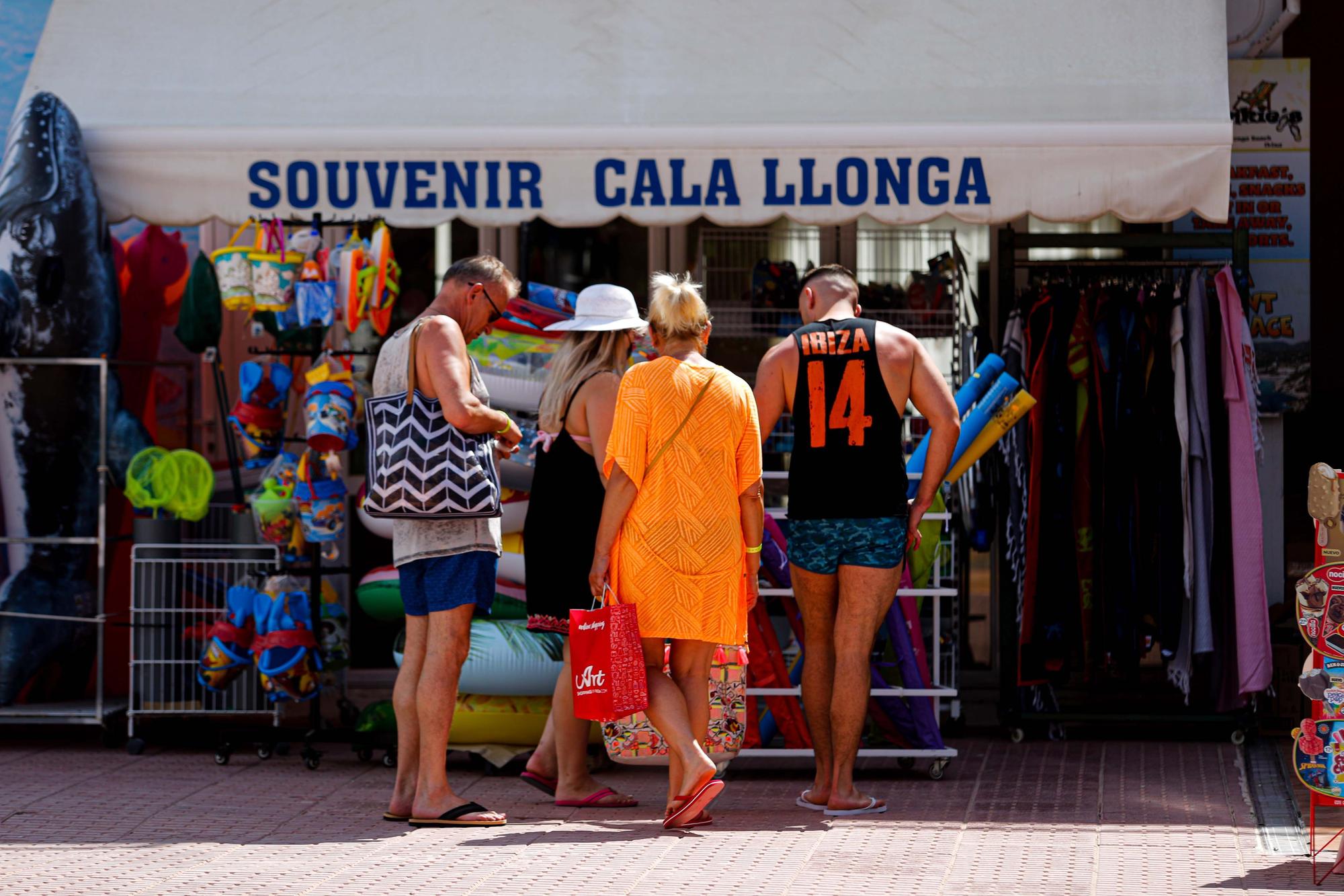 Cala Llonga sale del letargo