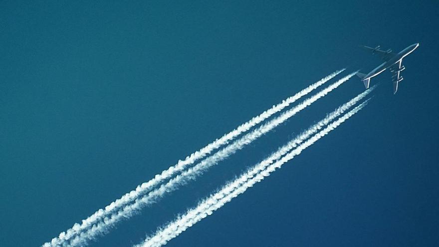 Terror en el aire: un avión alcanza una velocidad supersónica por una fuerte corriente de aire