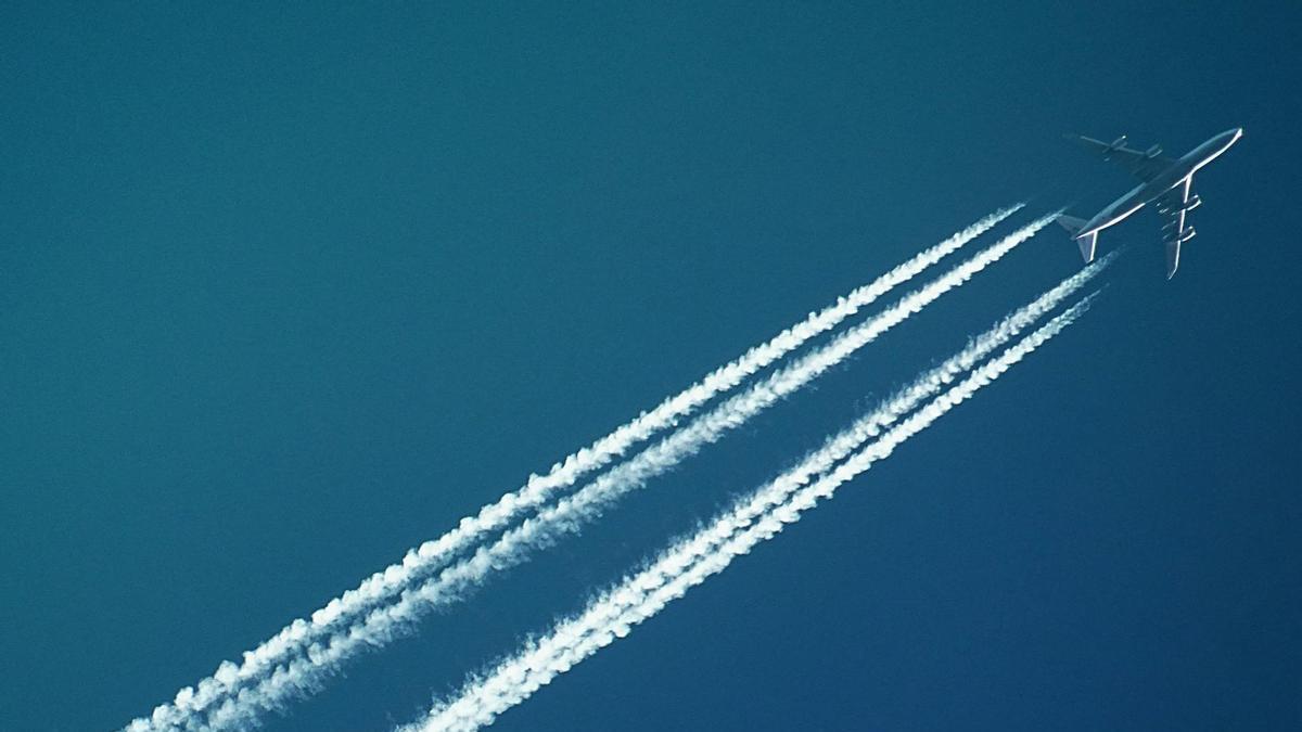 Terror en el aire: un avión alcanza una velocidad supersónica por una fuerte corriente de viento