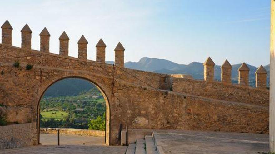 Aspecto de las monumentales murallas de Sant Salvador de Artà.