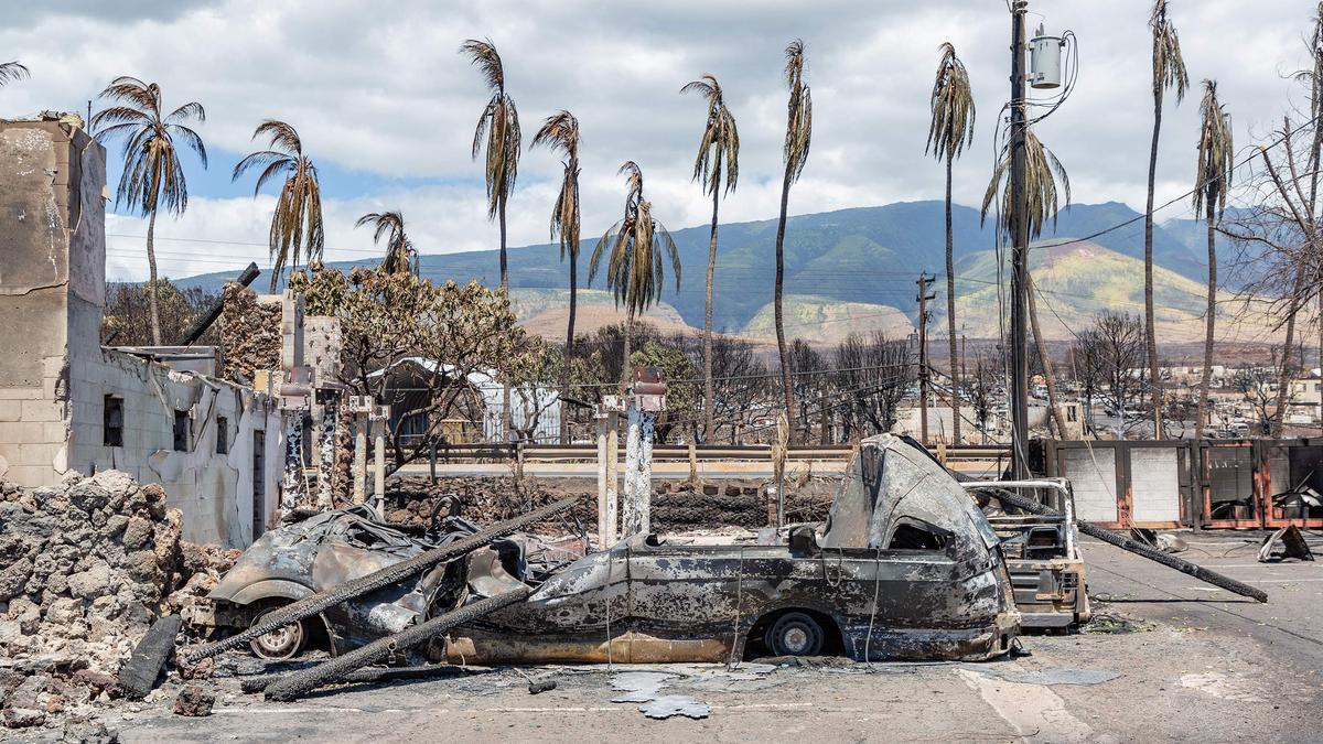 Edificios y vehículos calcinados por los incendios, en Lahaina, en la isla de Maui.