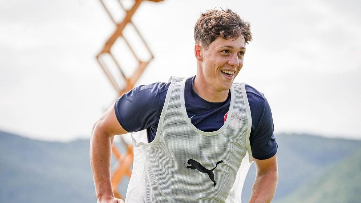 Krejci sonríe durante una sesión de entrenamiento del Girona