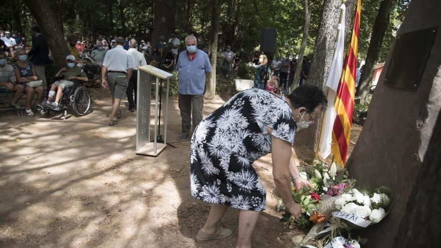 Moià alça un monòlit en memòria dels veïns que han mort durant la pandèmia