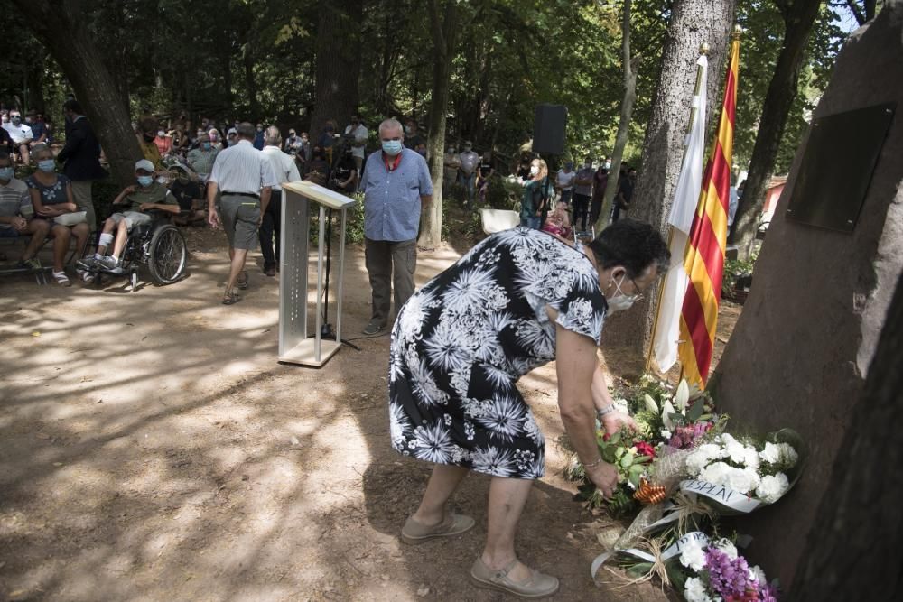 Moià alça un monòlit en memòria dels veïns que han mort durant la pandèmia