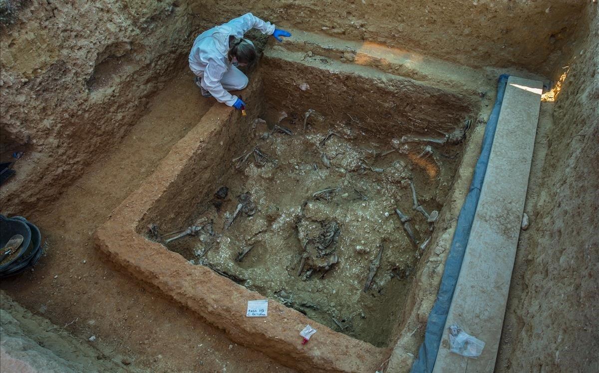 Excavación en la Fosa 113 del complejo de fosas comunes del cementerio de Paterna (Valencia), donde yacen más de 1.000 fusilados por el franquismo.