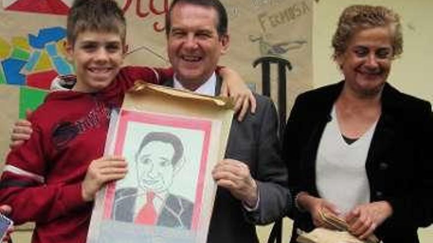 Un alumno regaló un retrato al alcalde.
