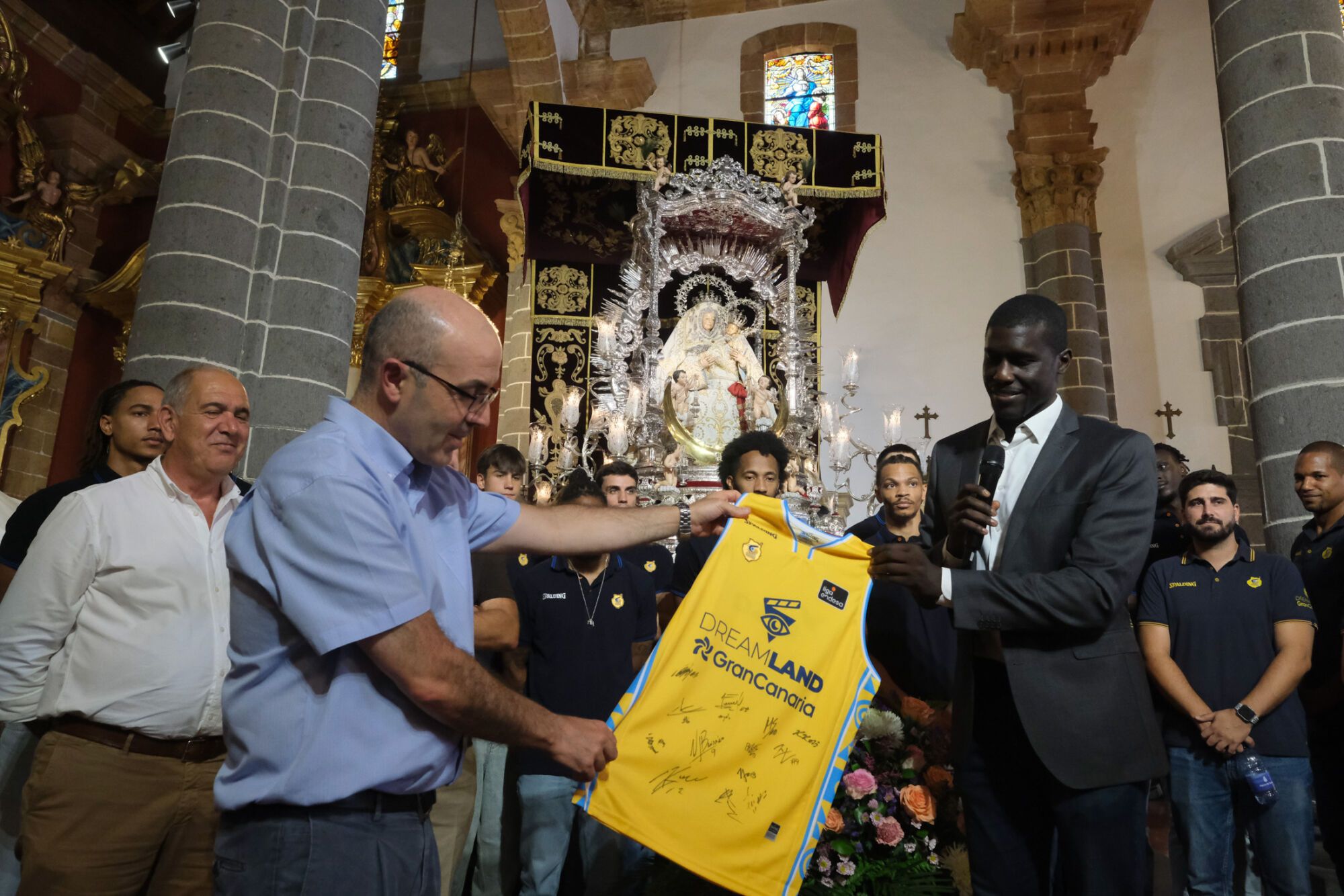 La plantilla del CB Gran Canaria visita a la Virgen del Pino